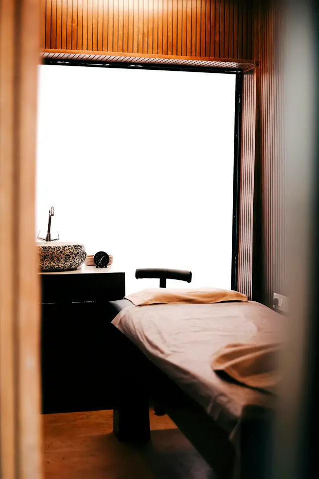 La cabina per massaggi e corpo con lettino e lavabo