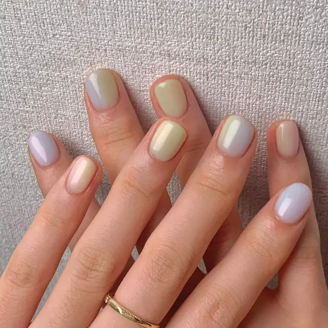 Semipermanente pastello sulle unghie corte, quattro colori diversi