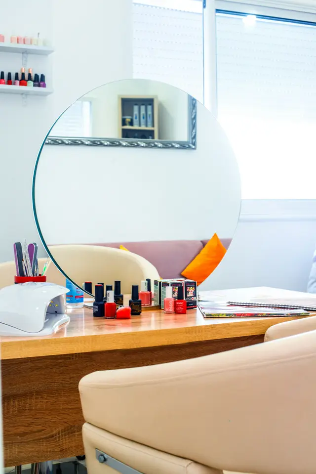 Una postazione nails con lampada e specchio