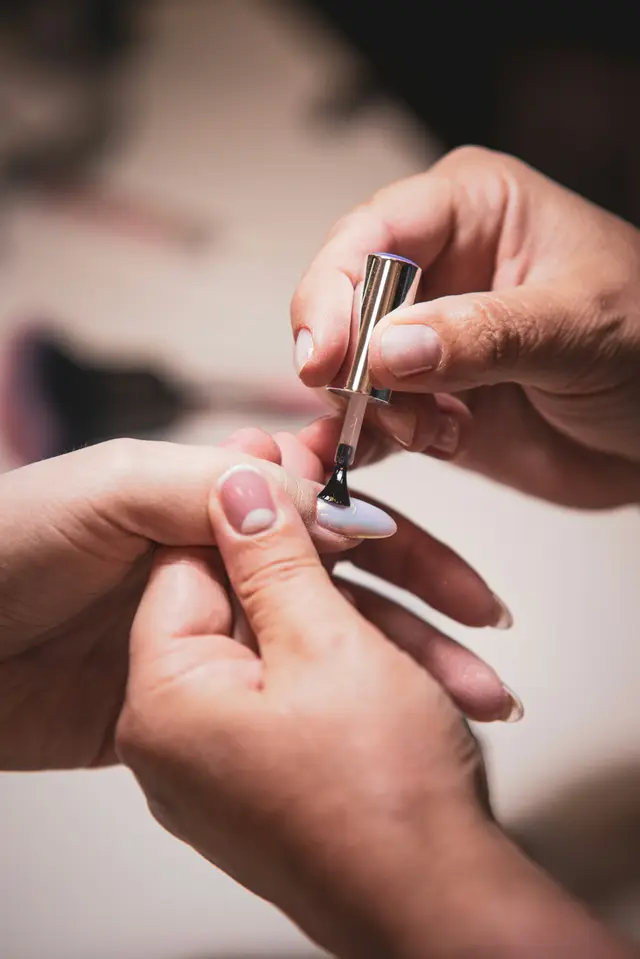 Le mani di Martina al lavoro